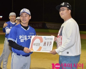 [TEN PHOTO]전노민 &#39;한스타 연예인 야구리그 2차전 MVP 영예&#39;