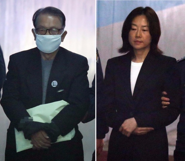 문화·예술계 지원 배제 명단인 블랙리스트 관련 혐의로 재판에 넘겨진 김기춘 전 대통령 비서실장(왼쪽)과 조윤선 전 문화체육관광부 장관이 6일 오전 서울중앙지법에서 열린 첫 공판에 출석하고 있다. 연합뉴스