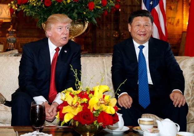 트럼프 대통령, 시진핑 주석 마중 나와…악수 후 기념촬영