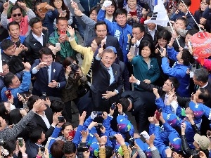 '선거운동 첫 주말' 민주당·국민의당 호남 대회전