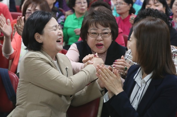 김정숙 여사 투표하기 딱 좋은 나이인데 | 한국경제