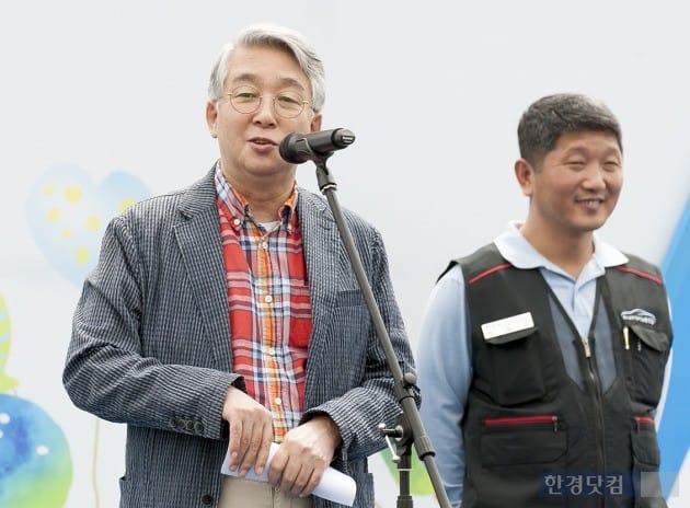 르노삼성차 박동훈 사장(왼쪽)과 김효성 노조위원장(오른쪽)이 임직원 가족 1000여명이 참가한 어린이날 축제한마당 행사에서 인사말을 전하고 있다. (사진=르노삼성)
