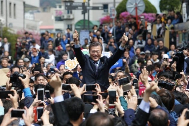 문재인 "사전투표 했다고 끝난 것 아니다…성공한 대통령 자신 있다" 충북 유세