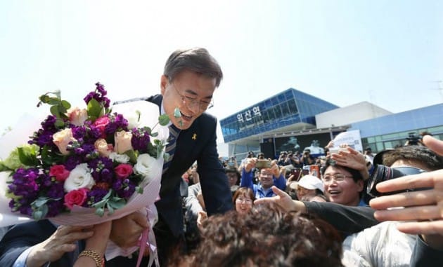 문재인 측 "마크롱 당선 축하…국정 경험 풍부한 준비된 대통령"