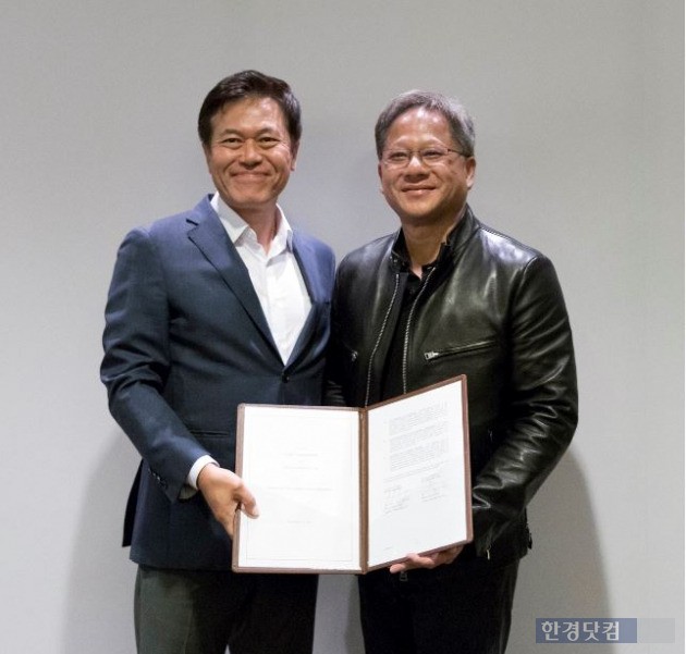 SK텔레콤 박정호 사장(왼쪽)과 엔비디아 젠슨 황(Jensen Huang) CEO는 11일(현지시간) 미국 산 호세에서 자율주행차 공동 프로젝트 관련 전략적 협약을 체결했다.  (자료 SK텔레콤)