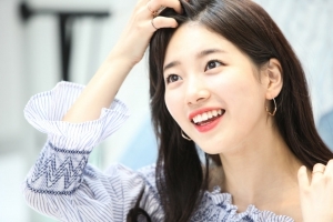 수지, '오프숄더+디스트로이드 데님' 화보와 실물 차이 비교해보니