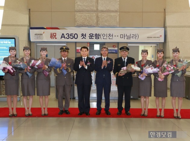 지난 15일 인천국제공항 여객터미널 출국장에서 열린 아시아나항공 A350 첫 운항 기념식에서 야마무라 아키요시 안전보안실장(왼쪽에서 6번째), 김승영 운항본부장(왼쪽에서 5번째)이 운항승무원 및 캐빈승무원들과 함께 기념촬영을 하고 있다. A350은 인천~마닐라 노선을 시작으로 인천~홍콩(5/16~6/14), 인천~오사카(6/15~8/13) 노선 운항에 돌입한다. 아시아나항공 제공.