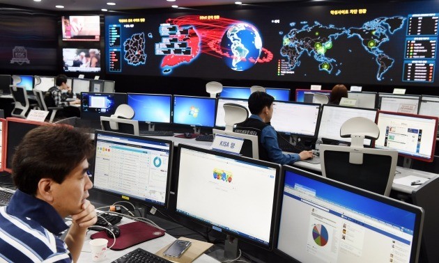 한국인터넷진흥원(KISA)의 인터넷침해대응센터 직원들이 랜섬웨어 공격 현황을 분석하고 있다. 한경DB