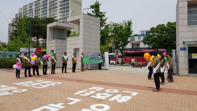 울산시설공단 임직원들이 울산대공원 앞에서 친절캠페인을 벌이고 있다.