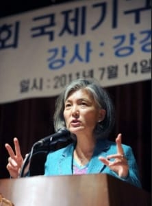 일본 언론 "강경화 외교장관 후보자, 한일 위안부 재협상 선두 설 것"