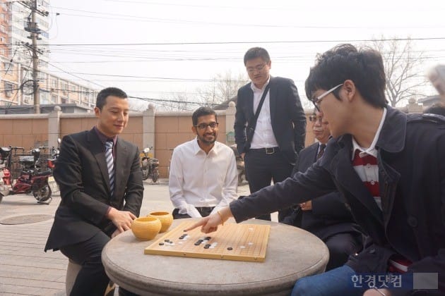 지난해 12월 중국 베이징 기원에서 만난 순다르 피차이 구글 CEO(왼쪽에서 두번째)와 커제 9단(맨 오른쪽). / 사진=구글 제공