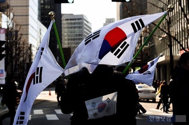 지난 2월 박근혜 전 대통령 탄핵 반대 집회에 참석한 시민들의 모습. / 사진=최혁 한경닷컴 기자