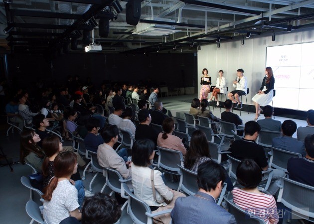 23일 네이버 파트너스퀘어 부산 오픈 기념 행사에 참가한 지역 소상공인들이 성공 노하우를 공유하고 있다. / 사진=네이버 제공