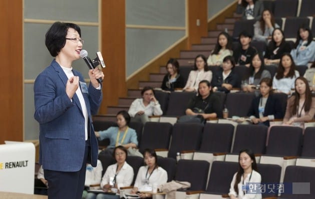 최숙아 르노삼성자동차 CFO가 후배 여직원들에게 강연을 하는 모습. (사진=르노삼성)