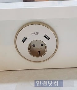 화장대에 들어가는 220V 콘센트와 USB 단자. 사진 전형진 기자