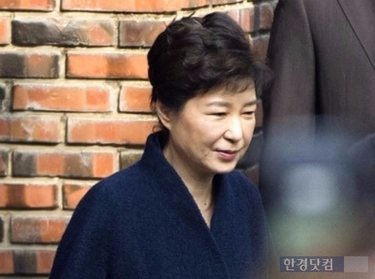 박근혜 전 대통령이 21일 오전 피의자 신분으로 서울 서초구 서울중앙지검에 출석하기 위해 서울 삼성동 자택을 나서고 있다. / 최혁 한경닷컴 기자 chokob@hankyung.com