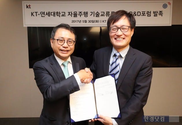 지난 30일 서울 종로구 KT광화문사옥에서 열린 '자율주행 분야 R&D' 업무협약식에 참석한 손광훈 연세대 전기전자학부 교수(왼쪽)와 김준근 KT 기가IoT사업단장. / 사진=KT 제공