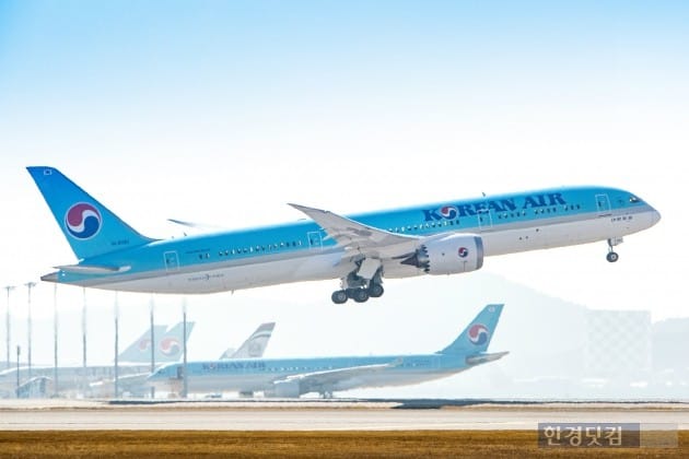 B787-9는 다른 기종과 비교하면 좌석당 연료효율이 20% 높고 탄소배출은 20% 적다. 무게 기준으로 탄소복합소재가 50%, 알루미늄 합금이 20% 사용돼 성능이 향상되고 동시에 무게가 줄어 연료효율이 개선됐다. 창문은 타 항공기 대비 1.5배가 크고 버튼으로 투명도를 조절할 수 있다. 대한항공 제공.