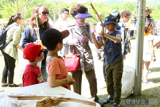 [포토] 할머니 활을 당겨요~ (연천구석기축제)