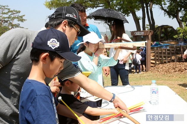 [포토] 나는야 구석기 명사수 (연천구석기축제)