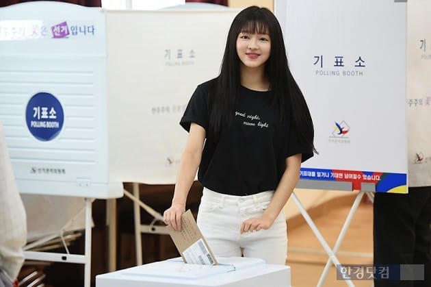 [HEI포토] 오마이걸 유아, '대선 사전투표 했어요~'