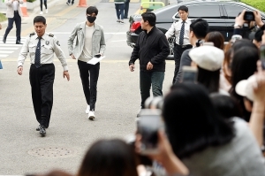  이민호, '수많은 팬 응원속에 강남구청 출근'