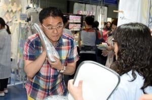 [HEI포토] 권영찬, '우리 아이 위해 꼼꼼히~'(서울베이비페어)