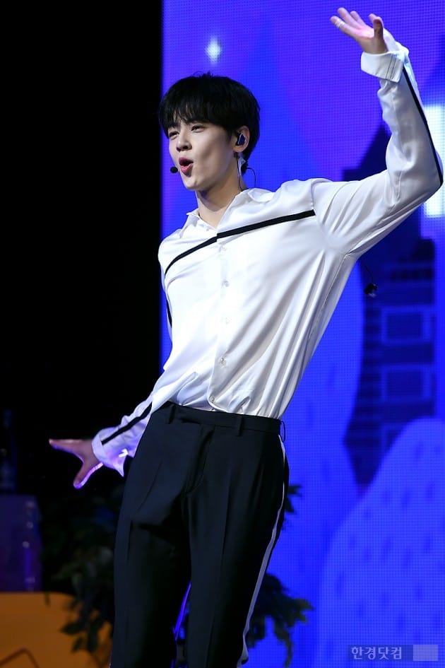 [HEI포토] 아스트로 차은우, '노래하는 모습도 만찢남'