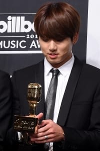  방탄소년단 정국, '내가 이 트로피를 들고 있다니…'