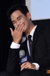  김수현, '깨방정 미소'