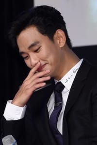  김수현, '멋있는 포즈 취해볼까?'