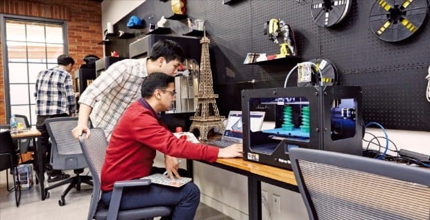 수원 삼성 디지털시티에 있는 씨랩 전용 공간에서 씨랩에 파견된 삼성전자 직원들이 3D프린터를 활용해 시제품을 제작하고 있다. 삼성전자  제공