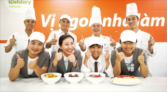 삼성웰스토리 베트남법인 영양사와 조리사들이 급식 메뉴를 선보이고 있다. 삼성웰스토리 제공