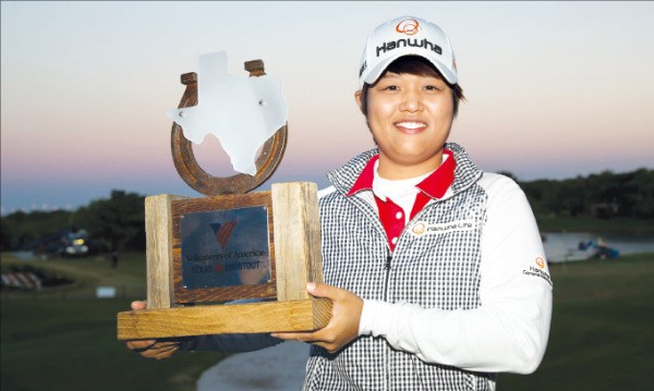 노무라 하루가 1일(한국시간) 미국 LPGA 텍사스슛아웃에서 연장 6번째 홀까지 가는 접전 끝에 우승한 뒤 트로피를 들어올리고 있다. 연합뉴스