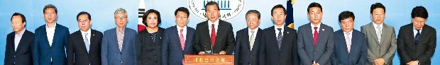 바른정당 소속 비유승민계 의원 13명이 2일 서울 여의도 국회에서 기자회견을 열고 홍준표 자유한국당 후보 지지를 선언하고 있다. 이 중 황영철 의원은 이날 밤 탈당 의사를 보류했다. 왼쪽부터 홍일표, 김학용, 박성중, 여상규, 박순자, 이군현, 홍문표, 김재경, 김성태, 황영철, 이진복, 권성동, 장제원 의원.연합뉴스