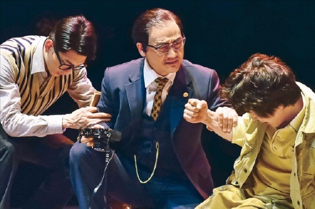 서울 명동예술극장에서 오는 14일까지 공연하는 연극 ‘가족’. 