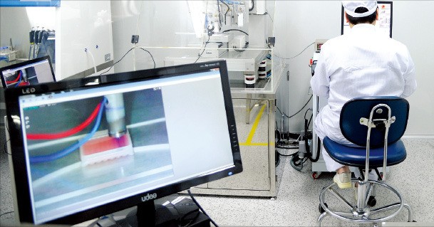 티앤알바이오팹 연구원이 3차원(3D) 프린터로 인공 피부를 출력하고 있다.