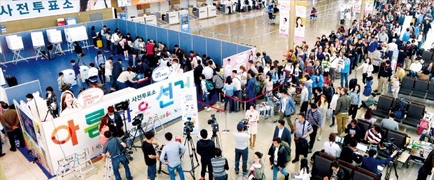 < 인천공항 ‘사전투표 행렬’ > 제19대 대선 사전투표가 시작된 4일 인천국제공항 3층 출국장 F카운터 옆에 마련된 사전투표소에 여행객들이 투표하기 위해 길게 줄을 서 있다. 인천 선거관리위원회에 따르면 이날 오후 4시30분 기준 7113명이 사전투표에 참여했다. 김범준 기자 bjk07@hankyung.com 