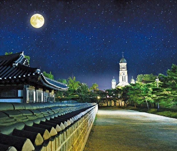 전주 한옥마을 경기전. 뒤편으로 전동성당이 보인다. 