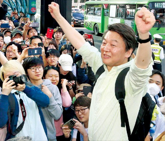 안철수 국민의당 대선후보가 7일 서울 강남역 인근에서 ‘걸어서 국민 속으로’ 유세 중 몰려든 시민들에게 주먹 쥔 손을 들어올리며 화답하고 있다. 연합뉴스