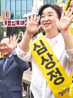 심상정 정의당 대선후보가 8일 서울 신촌거리 유세에서 노회찬 원내대표(왼쪽) 등과 함께 지지를 호소하고 있다. 연합뉴스