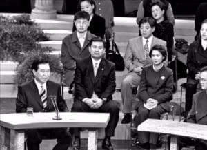 김대중 전 대통령(왼쪽)이 취임 전인 1998년 1월28일 당선인 신분으로 국민과 TV 대화를 나누고 있다. 한경DB
