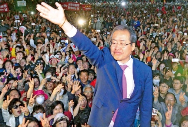 홍준표 자유한국당 대선후보가 8일 서울 대한문 유세에서 지지자들의 환호에 답하고 있다. 강은구 기자 egkang@hankyung.com