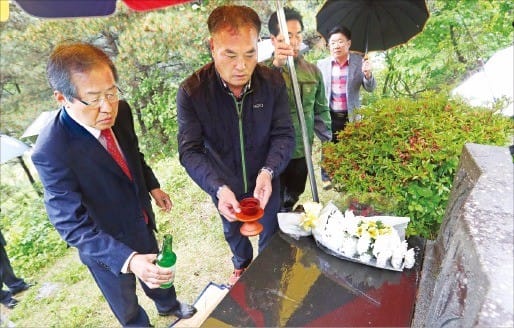 < 부친 묘소 찾아 > 홍준표 자유한국당 대선후보가 9일 오후 경남 창녕군 남지읍에 있는 부친 묘소를 찾아 술잔을 올리고 있다. 연합뉴스 