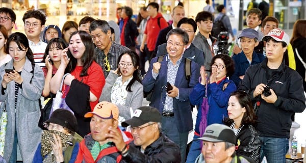 < 출구조사결과에 엇길린 표정 > 9일 오후 8시 서울역 대합실에서 시민들이 방송 3사의 ‘19대 대통령선거 출구조사’ 방송을 지켜보고 있다. TV 화면을 응시하는 시민들의 표정에 희비쌍곡선이 교차했다. 강은구 기자 egkang@hankyung.com