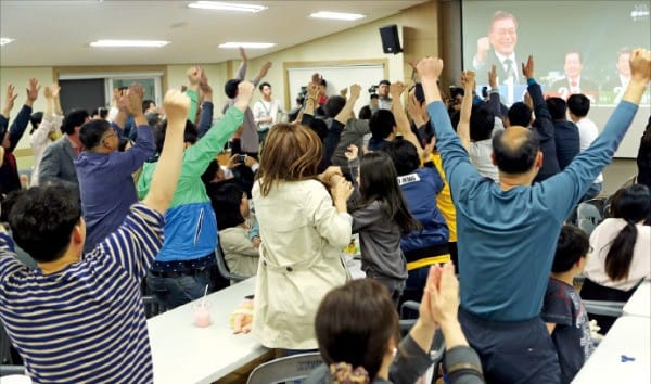 봉하마을에서 주민과 지지자들이 방송 3사 출구조사 결과 발표에서 문재인 더불어민주당 후보가 1위로 크게 앞선 것으로 나오자 환호하고 있다. 연합뉴스