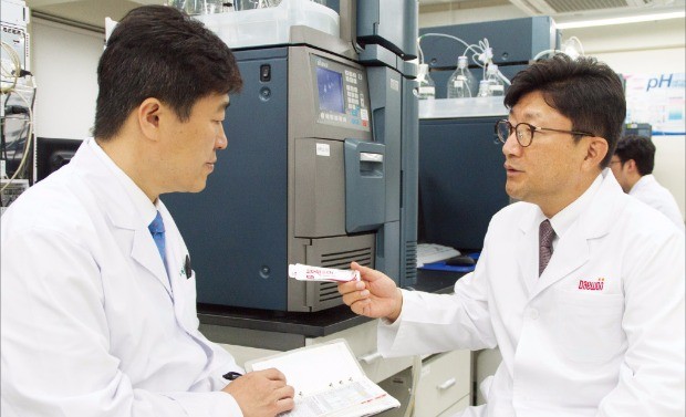 백승열 대원제약 부회장(오른쪽)이 서울 군자동 중앙연구소에서 손세일 연구소장과 제품 개발에 대해 의견을 나누고 있다.  대원제약 제공 