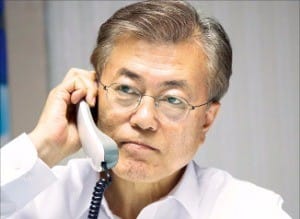문재인 대통령이 10일 밤 서울 홍은동 자택에서 트럼프 미국 대통령과 취임 이후 처음으로 전화 통화를 하고 있다. 연합뉴스