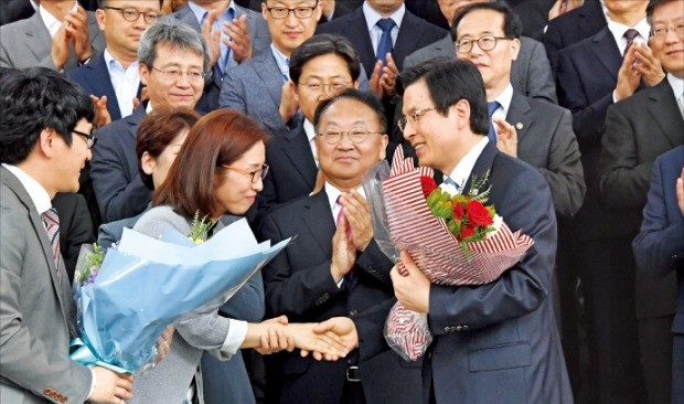 황교안 국무총리가 11일 정부서울청사에서 열린 이임식에서 직원들로부터 꽃다발을 받고 있다. 김영우 기자 youngwoo@hankyung.com