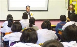 태국에 파견된 한국 교사들 "한글 사랑 가르쳐요"